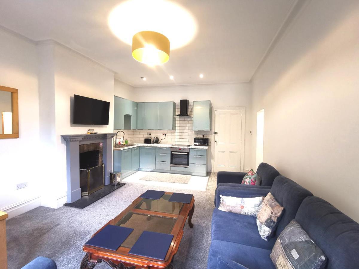 Flat-B, 4 Adults, 20 Mins To Beach, Netflix, Wifi, Sleeps 4 Adults Bournemouth Buitenkant foto