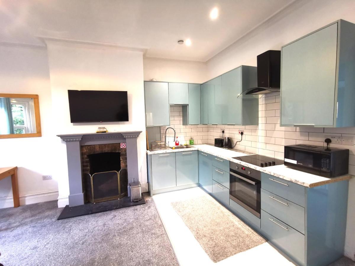 Flat-B, 4 Adults, 20 Mins To Beach, Netflix, Wifi, Sleeps 4 Adults Bournemouth Buitenkant foto