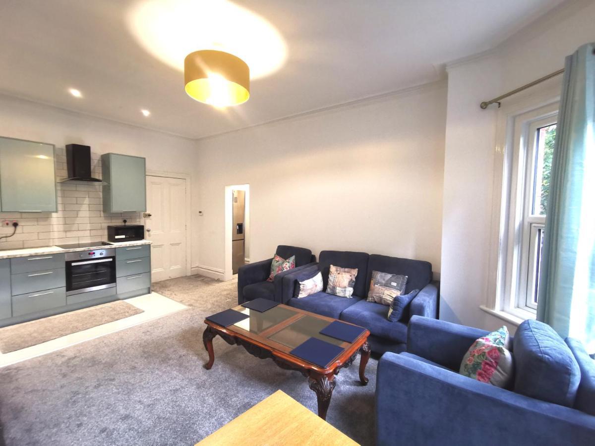 Flat-B, 4 Adults, 20 Mins To Beach, Netflix, Wifi, Sleeps 4 Adults Bournemouth Buitenkant foto