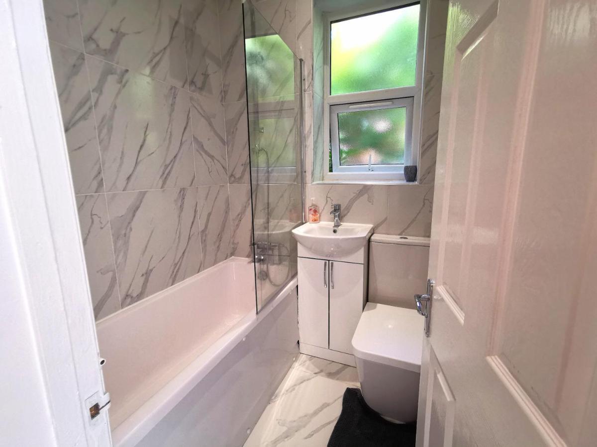 Flat-B, 4 Adults, 20 Mins To Beach, Netflix, Wifi, Sleeps 4 Adults Bournemouth Buitenkant foto