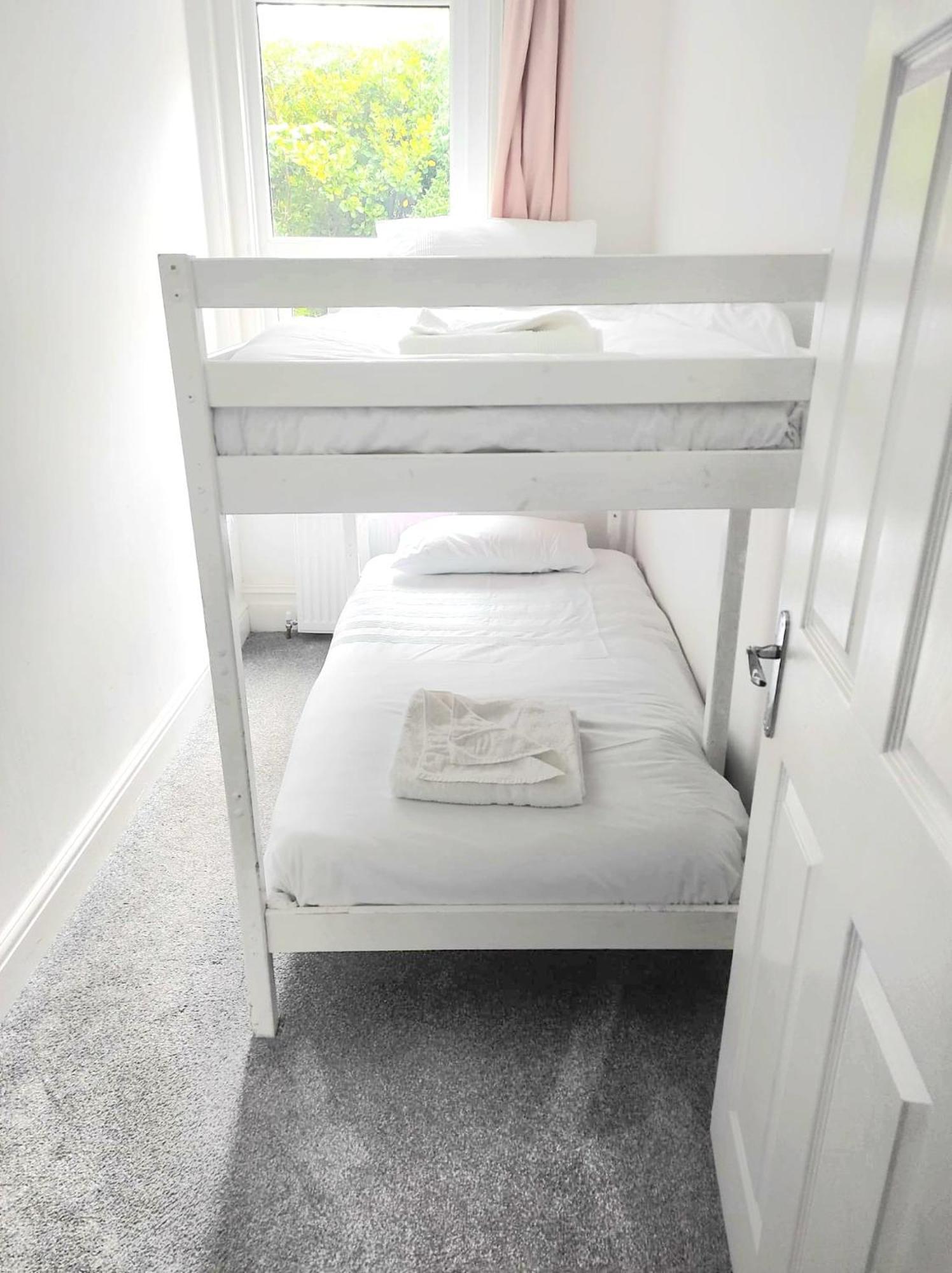 Flat-B, 4 Adults, 20 Mins To Beach, Netflix, Wifi, Sleeps 4 Adults Bournemouth Buitenkant foto